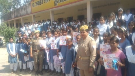 एक दिन की सीओ दातागंज बनी छात्रा अंजलि कामकाज निपटाते हुए।स्रोत- मीडिया सेल एक दिन की सीओ दातागंज बनी छात्रा अंजलि कामकाज निपटाते हुए।स्रोत- मीडिया सेल