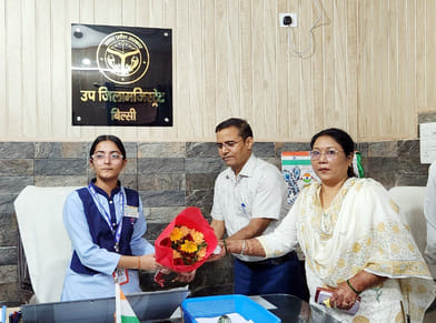एक दिन की सीओ दातागंज बनी छात्रा अंजलि कामकाज निपटाते हुए।स्रोत- मीडिया सेल एक दिन की सीओ दातागंज बनी छात्रा अंजलि कामकाज निपटाते हुए।स्रोत- मीडिया सेल