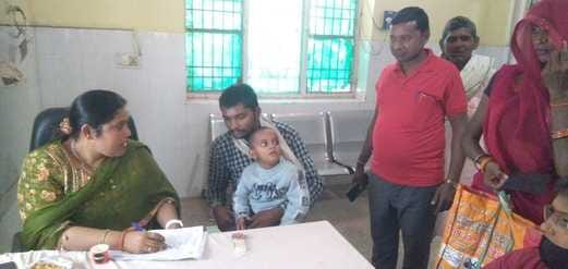 फोटो- 04 अपने बच्चों को दिखाने आईं सबादा गांव की कुसुमा। संवाद फोटो- 04 अपने बच्चों को दिखाने आईं सबादा गांव की कुसुमा। संवाद