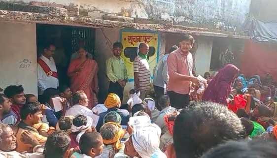 फोटो- 10 मंडी समिति बांदा में टोकन सूची में अपना नाम देखते किसान। संवाद फोटो- 10 मंडी समिति बांदा में टोकन सूची में अपना नाम देखते किसान। संवाद