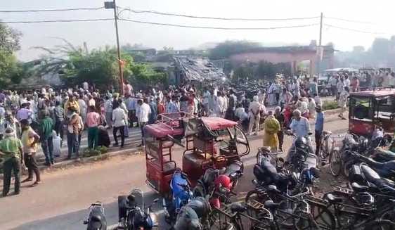 फोटो- 10 मंडी समिति बांदा में टोकन सूची में अपना नाम देखते किसान। संवाद फोटो- 10 मंडी समिति बांदा में टोकन सूची में अपना नाम देखते किसान। संवाद