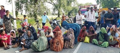 फोटो 13 एमएएचपी 02 परिचय-कुलपहाड़-नौगांव मार्ग पर एसके महाविद्यालय के पास खाद को लेकर जाम लगाए फोटो 13 एमएएचपी 02 परिचय-कुलपहाड़-नौगांव मार्ग पर एसके महाविद्यालय के पास खाद को लेकर जाम लगाए