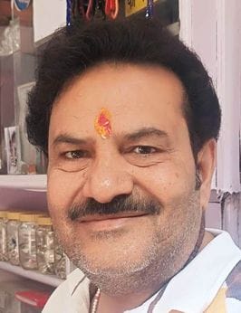 फोटो-14एयूआरपी04 - सराफा दुकान पर गहने पसंद करते ग्राहक। संवाद