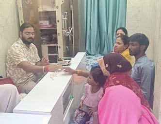 फोटो-14एयूआरपी04 - सराफा दुकान पर गहने पसंद करते ग्राहक। संवाद