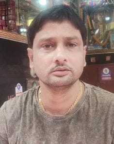 फोटो-14एयूआरपी04 - सराफा दुकान पर गहने पसंद करते ग्राहक। संवाद