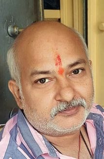फोटो-14एयूआरपी04 - सराफा दुकान पर गहने पसंद करते ग्राहक। संवाद