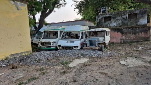फोटो-14एयूआरपी30 - बिधूना सीएचसी में खड़ी कंडम एंबुलेंस। संवाद फोटो-14एयूआरपी30 - बिधूना सीएचसी में खड़ी कंडम एंबुलेंस। संवाद