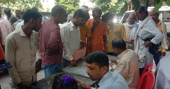 फोटो- 21 मंडी समिति के क्रय केंद्र में खाद लेने के लिए पुलिस की मौजूदगी में लाइन में खड़े किसान फोटो- 21 मंडी समिति के क्रय केंद्र में खाद लेने के लिए पुलिस की मौजूदगी में लाइन में खड़े किसान