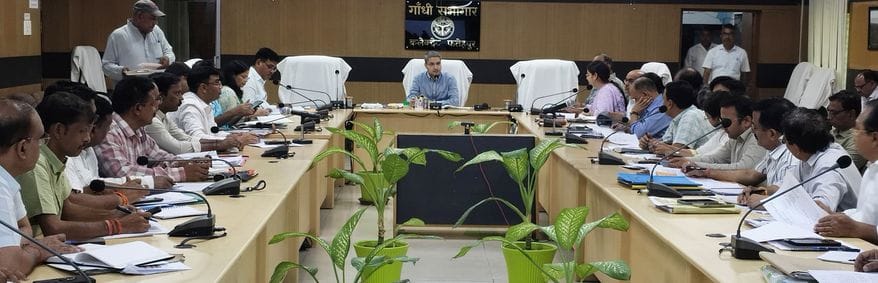 फोटो-22-महात्मा गांधी सभागार में आयोजित समीक्षा बैठक में मौजूद अधिकारी। संवाद