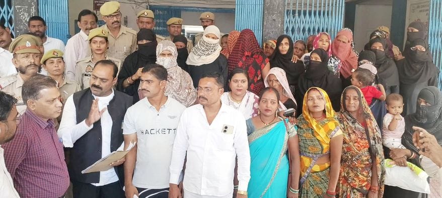 फोटो-28-एसडीएम को अपना समस्या बताते लतीफपुर साड़ा के विद्युत उपभोक्ता। संवाद