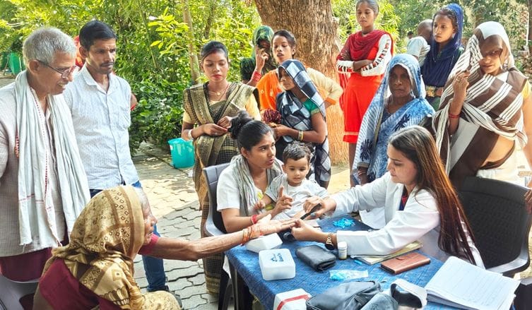 फोटो-29-स्वास्थ्य शिविर में महिलाओं की जांच करतीं चिकित्सक। संवाद