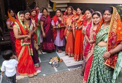 फोटो 41- सोनीपत के गुड़ मंडी में अहोई अष्टमी की कथा के दौरान मौजूद महिलाएं। संवाद