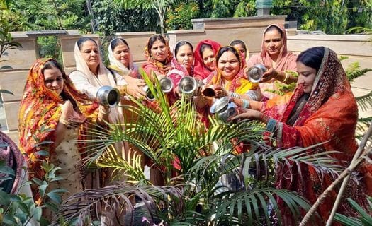 फोटो 41- सोनीपत के गुड़ मंडी में अहोई अष्टमी की कथा के दौरान मौजूद महिलाएं। संवाद