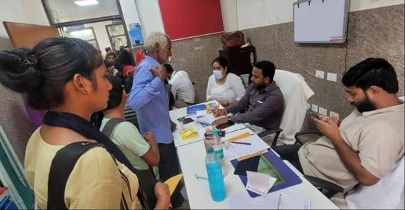 गांव त्रिलोकपुर में मरीजों का परीक्षण करते चिकित्सक। संवाद गांव त्रिलोकपुर में मरीजों का परीक्षण करते चिकित्सक। संवाद