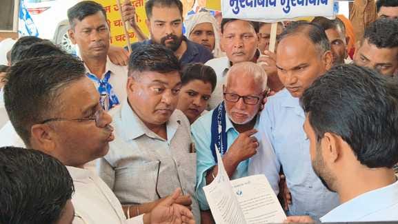 जगाधरी अनाज मंडी गेट पर प्रदर्शन करते कांग्रेस के नेता व कार्यकर्ता। संवाद जगाधरी अनाज मंडी गेट पर प्रदर्शन करते कांग्रेस के नेता व कार्यकर्ता। संवाद