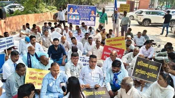 जगाधरी अनाज मंडी गेट पर प्रदर्शन करते कांग्रेस के नेता व कार्यकर्ता। संवाद जगाधरी अनाज मंडी गेट पर प्रदर्शन करते कांग्रेस के नेता व कार्यकर्ता। संवाद