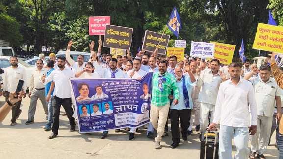 जगाधरी अनाज मंडी गेट पर प्रदर्शन करते कांग्रेस के नेता व कार्यकर्ता। संवाद जगाधरी अनाज मंडी गेट पर प्रदर्शन करते कांग्रेस के नेता व कार्यकर्ता। संवाद