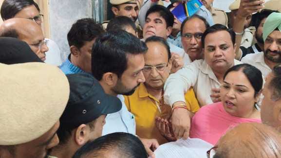 जगाधरी अनाज मंडी गेट पर प्रदर्शन करते कांग्रेस के नेता व कार्यकर्ता। संवाद जगाधरी अनाज मंडी गेट पर प्रदर्शन करते कांग्रेस के नेता व कार्यकर्ता। संवाद