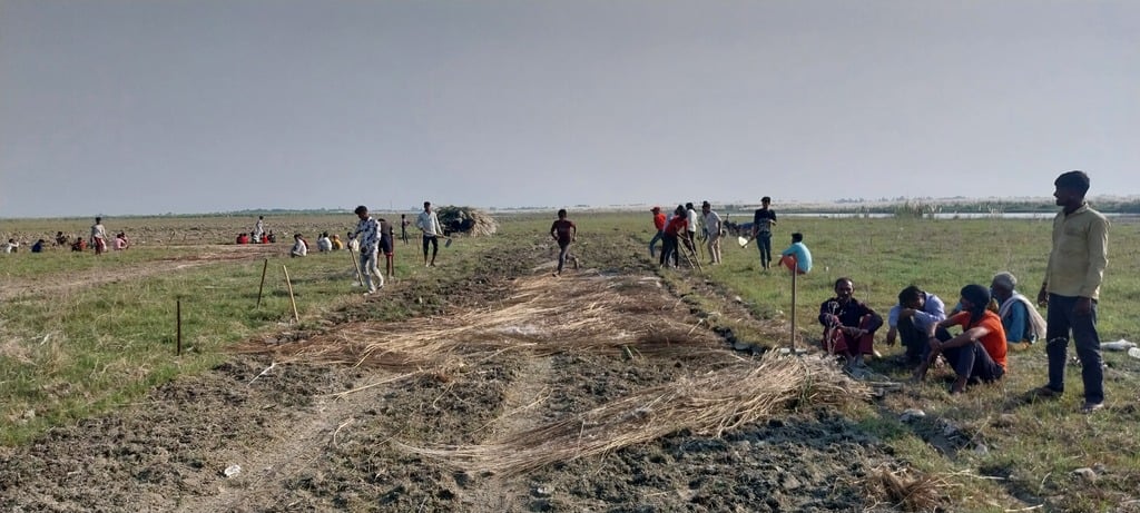 ककोड़ा मेले की तैयारी को जेसीबी लगाकर किया जा रहा काम। संवाद