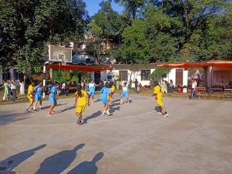 कन्या पाठशाला बिलासपुर में राज्य स्तरीय खेलकूद प्रतियोगिता में हॉकी खेल में भाग लेती हुई छात्रा
