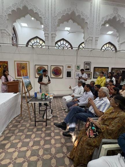 कैसरबाग के लाल बारादरी भवन में स्थित राज्य ललित कला अकादमी में कला निकेतन सोसाइटी की ओर से कार्