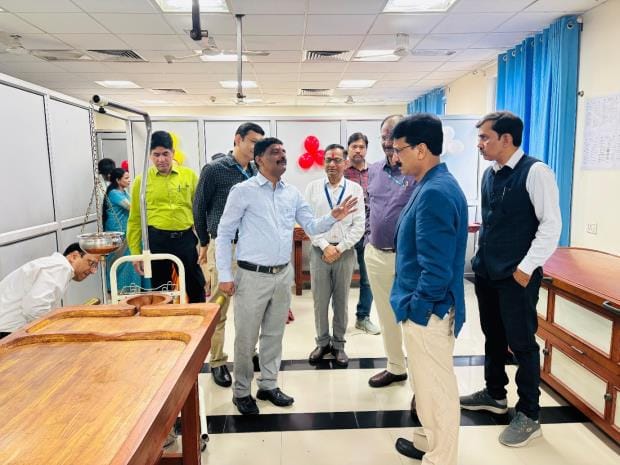 क्षेत्रीय आयुर्वेद अनुसंधान संस्थान इंदिरा नगर में सोमवार को सीसीआरएएस नई दिल्ली के महानिदेशक प क्षेत्रीय आयुर्वेद अनुसंधान संस्थान इंदिरा नगर में सोमवार को सीसीआरएएस नई दिल्ली के महानिदेशक प