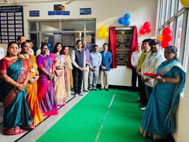 क्षेत्रीय आयुर्वेद अनुसंधान संस्थान इंदिरा नगर में सोमवार को सीसीआरएएस नई दिल्ली के महानिदेशक प क्षेत्रीय आयुर्वेद अनुसंधान संस्थान इंदिरा नगर में सोमवार को सीसीआरएएस नई दिल्ली के महानिदेशक प