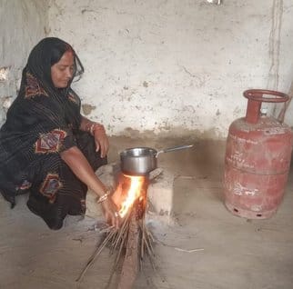लक्ष्मणपुर के अमरौना में मिट्टी के चूल्हे पर भोजन बनाती उज्वला योजना की लाभार्थी। संवाद