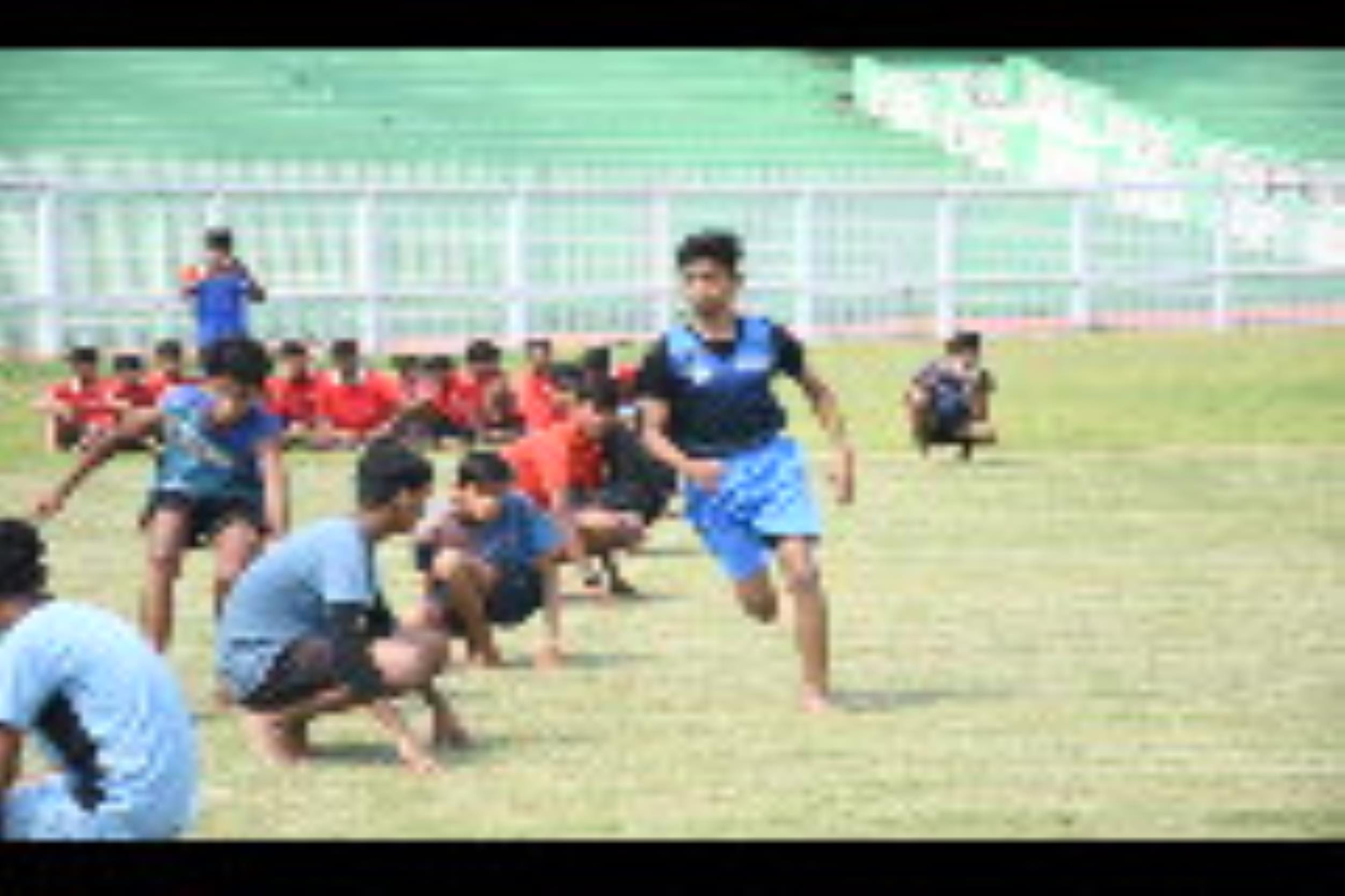 लखनऊ खो-खो एसोसिएशन की दो दिवसीय जूनियर चैंपियनशिप में सोमवार को हुए मुकाबले में भिड़तीं टीमें।