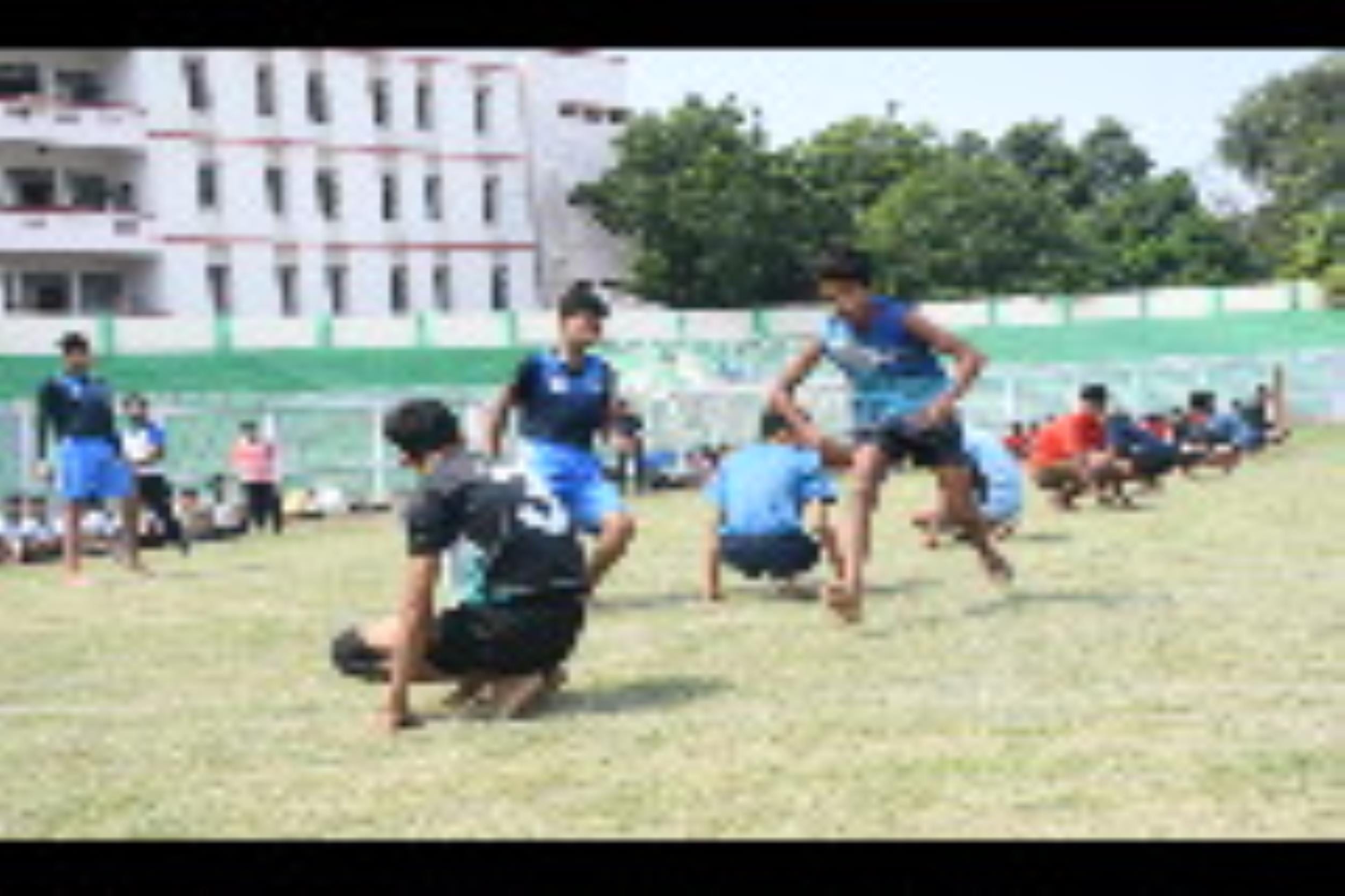 लखनऊ खो-खो एसोसिएशन की दो दिवसीय जूनियर चैंपियनशिप में सोमवार को हुए मुकाबले में भिड़तीं टीमें।