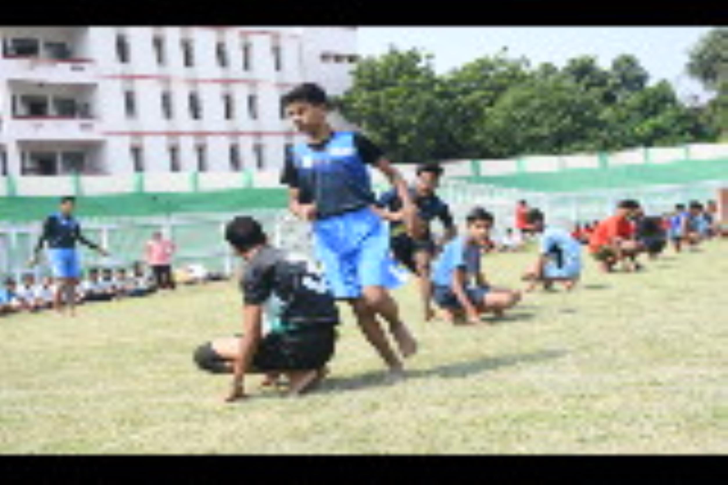 लखनऊ खो-खो एसोसिएशन की दो दिवसीय जूनियर चैंपियनशिप में सोमवार को हुए मुकाबले में भिड़तीं टीमें।