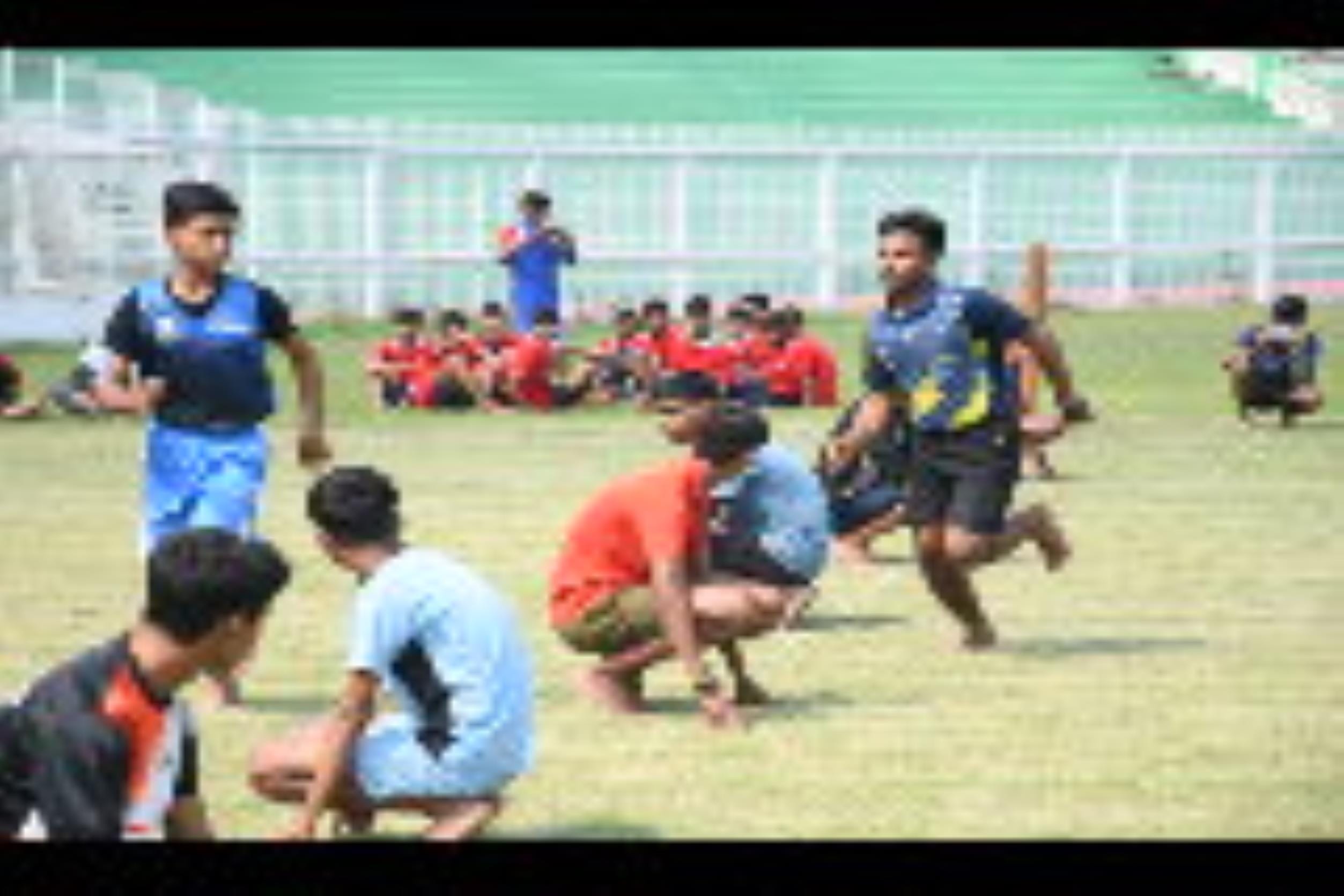 लखनऊ खो-खो एसोसिएशन की दो दिवसीय जूनियर चैंपियनशिप में सोमवार को हुए मुकाबले में भिड़तीं टीमें।