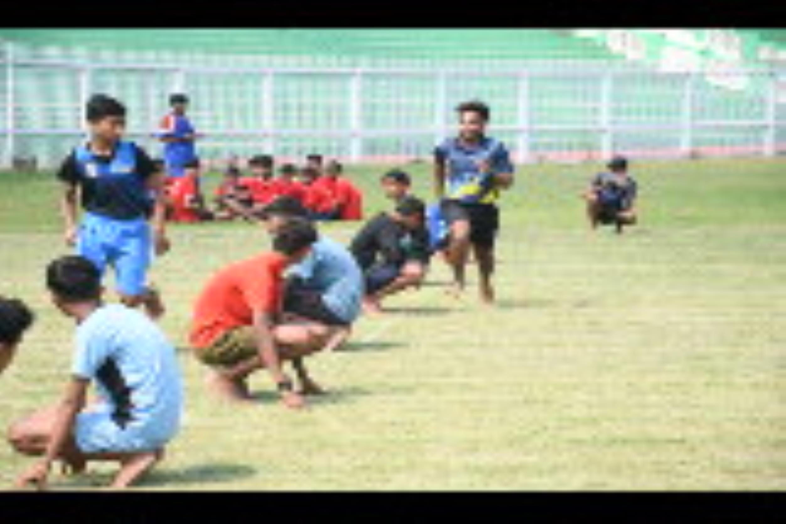 लखनऊ खो-खो एसोसिएशन की दो दिवसीय जूनियर चैंपियनशिप में सोमवार को हुए मुकाबले में भिड़तीं टीमें।