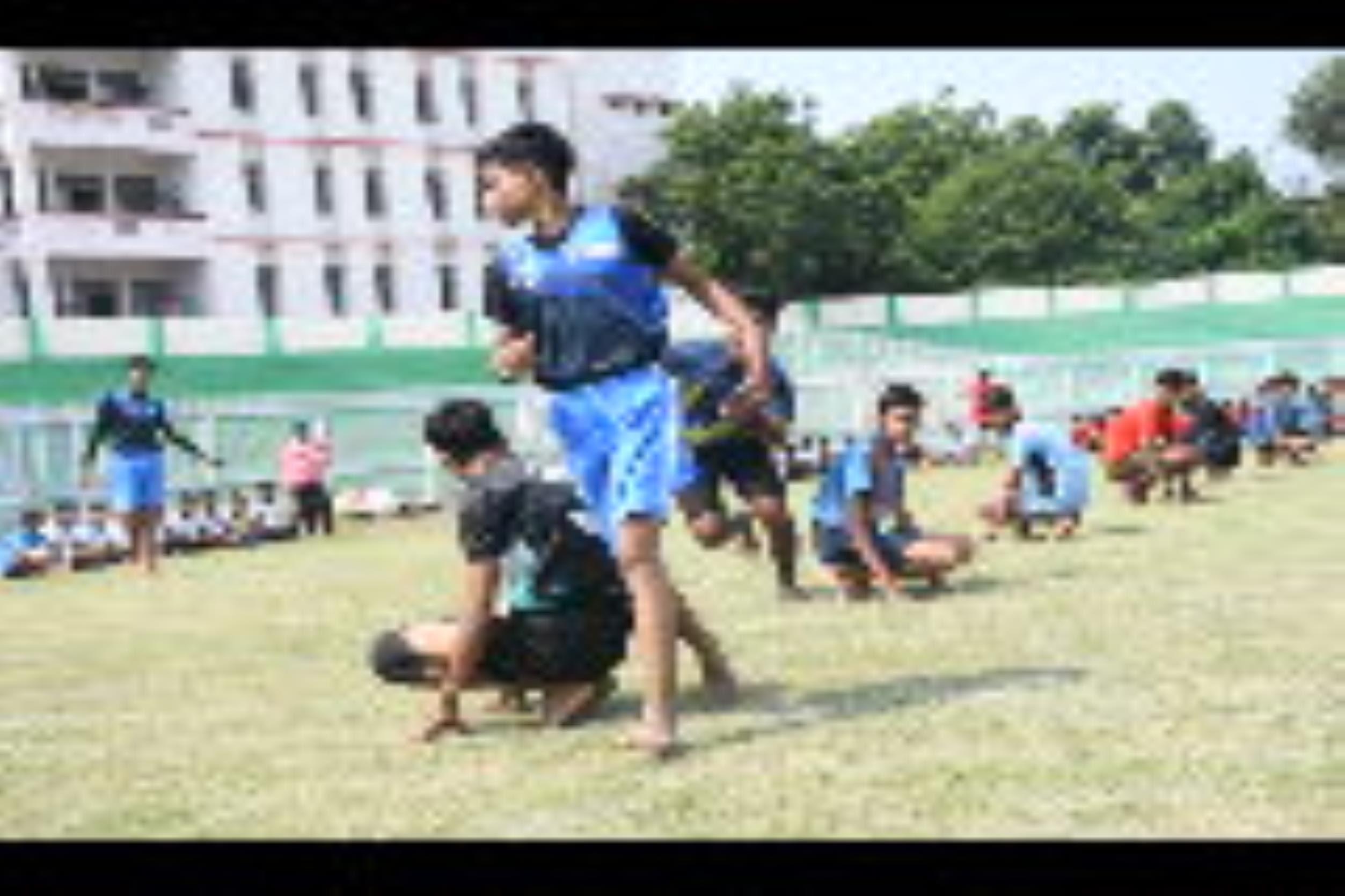 लखनऊ खो-खो एसोसिएशन की दो दिवसीय जूनियर चैंपियनशिप में सोमवार को हुए मुकाबले में भिड़तीं टीमें।