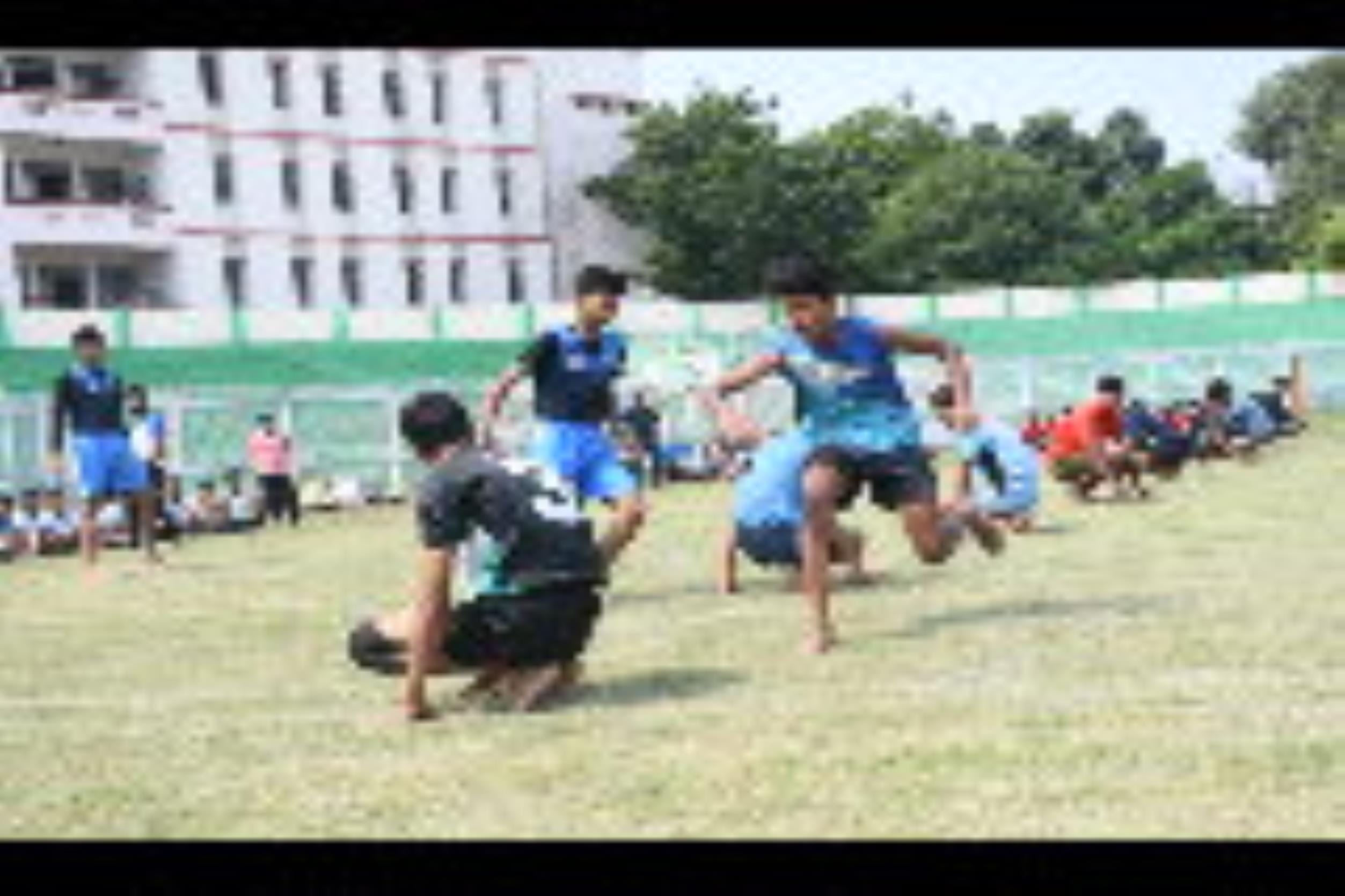 लखनऊ खो-खो एसोसिएशन की दो दिवसीय जूनियर चैंपियनशिप में सोमवार को हुए मुकाबले में भिड़तीं टीमें।