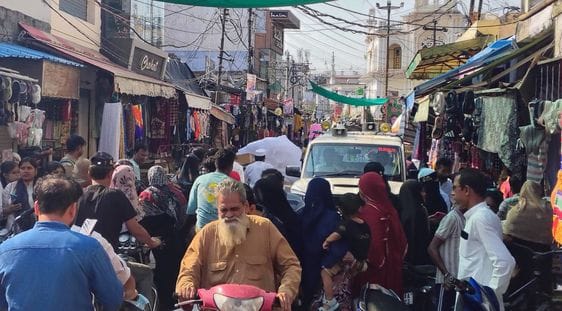 लाम लगने से बाजार में निकलना हुआ मुश्किल। संवाद