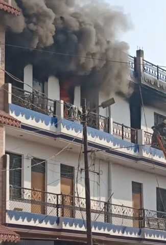 मीरापुर हर्षवर्धन नगर की 60 फीट रोड पर फर्नीचर के कारखाने में लगी आग। अमर उजाला मीरापुर हर्षवर्धन नगर की 60 फीट रोड पर फर्नीचर के कारखाने में लगी आग। अमर उजाला