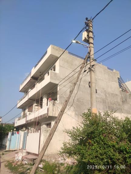 नगर निगम ने लगवाईं स्ट्रीट लाइटें।