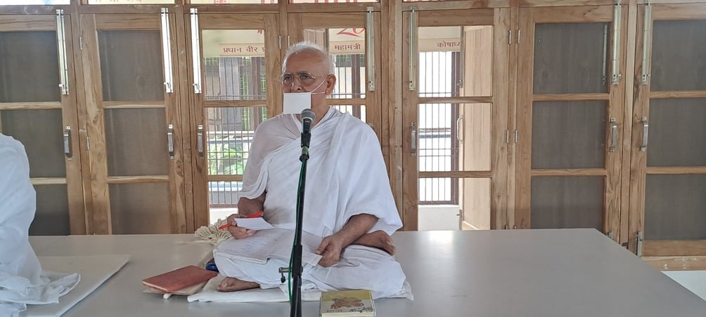प्रवचन देते उपेंद्र मुनि। संवाद