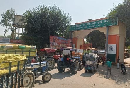 पुवायां मंडी में सेंटरों का निरीक्षण करते एडीएम प्रशासन। संवाद पुवायां मंडी में सेंटरों का निरीक्षण करते एडीएम प्रशासन। संवाद