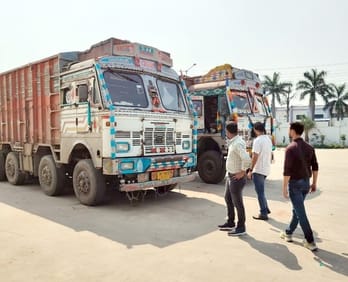 संभल के सरायतरीन में मीट फैक्टरी मालिक के घर पर तैनात पुलिस। संवाद