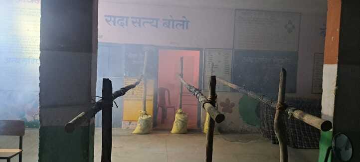 सरधना। प्राथमिक विद्यालय में स्थित पोलिंग बूथ पर मौजूद पोलिंग अधिकारी। संवाद सरधना। प्राथमिक विद्यालय में स्थित पोलिंग बूथ पर मौजूद पोलिंग अधिकारी। संवाद