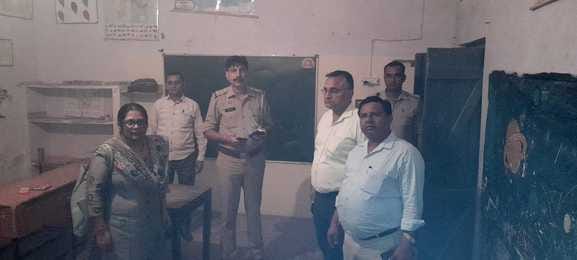 सरधना। प्राथमिक विद्यालय में स्थित पोलिंग बूथ पर मौजूद पोलिंग अधिकारी। संवाद सरधना। प्राथमिक विद्यालय में स्थित पोलिंग बूथ पर मौजूद पोलिंग अधिकारी। संवाद