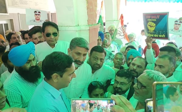 शहर में उपायुक्त कार्यालय पर आईपीएस वाई पूरण कुमार को न्याय दिलाने की मांग को लेकर प्रदर्शन करत शहर में उपायुक्त कार्यालय पर आईपीएस वाई पूरण कुमार को न्याय दिलाने की मांग को लेकर प्रदर्शन करत