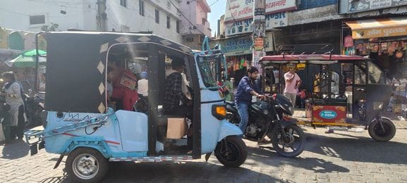 15जेएनडी09 : पुलिस द्वारा किए गए बैरिकेट्स। संवाद
