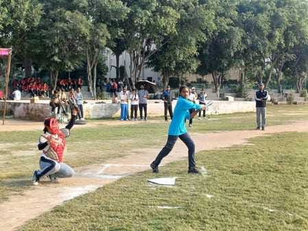 अंबाला छावनी के सनातन धर्म कालेज में राज्य स्तरीय बेसबॉल प्रतियोगिता में शॉट लगाती खिलाड़ी। सं अंबाला छावनी के सनातन धर्म कालेज में राज्य स्तरीय बेसबॉल प्रतियोगिता में शॉट लगाती खिलाड़ी। सं
