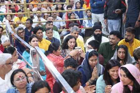 भारतीय महिला क्रिकेट टीम की खिलाड़ी भस्म आरती में हुई शामिल भारतीय महिला क्रिकेट टीम की खिलाड़ी भस्म आरती में हुई शामिल