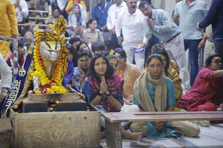 भारतीय महिला क्रिकेट टीम की खिलाड़ी भस्म आरती में हुई शामिल भारतीय महिला क्रिकेट टीम की खिलाड़ी भस्म आरती में हुई शामिल