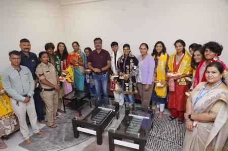भारतीय महिला क्रिकेट टीम की खिलाड़ी भस्म आरती में हुई शामिल भारतीय महिला क्रिकेट टीम की खिलाड़ी भस्म आरती में हुई शामिल