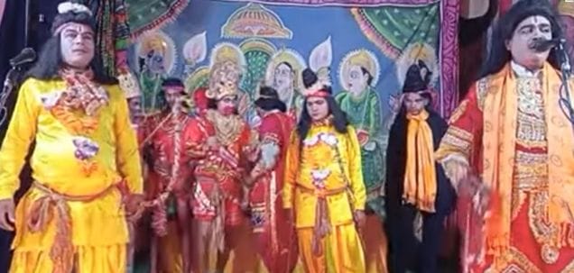 बेहटा गुंसाई में रामलीला का मंचन करते कलाकार। संवाद